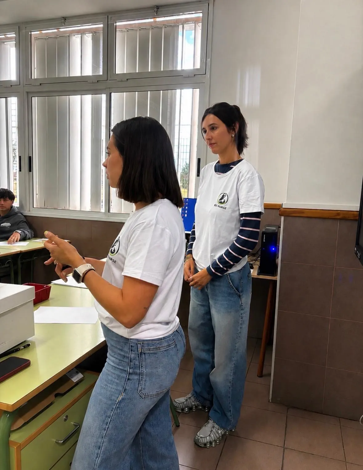 Eva y Azahara resolviendo dudas