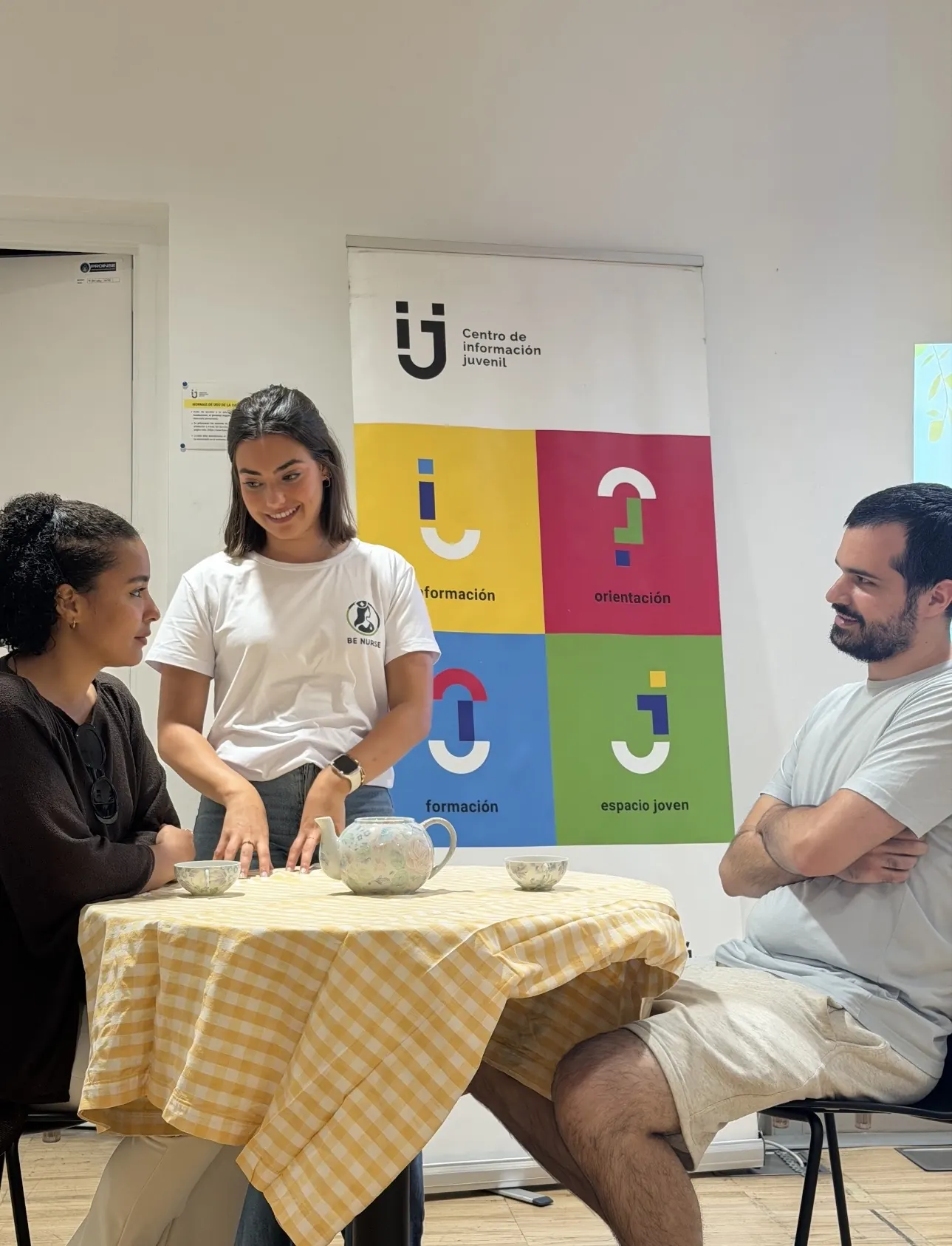 Taller en un centro de información juvenil