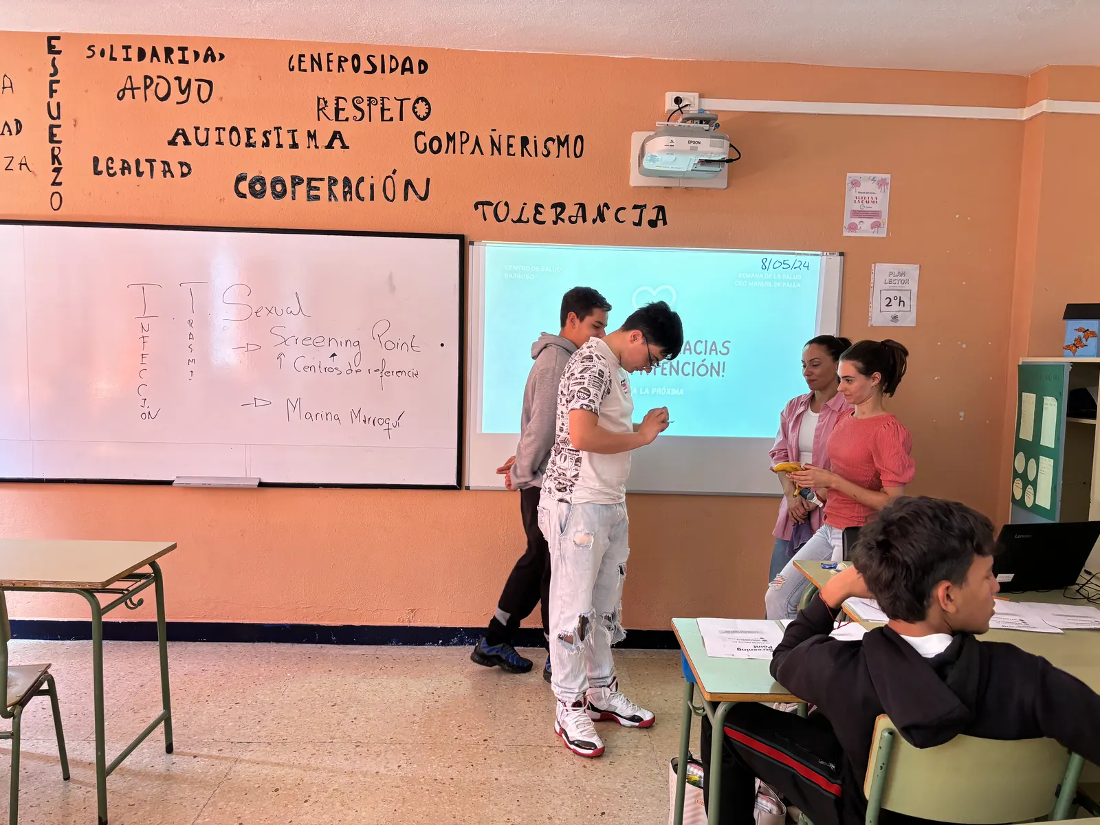El alumnado sale a la pizarra durante la dinámica