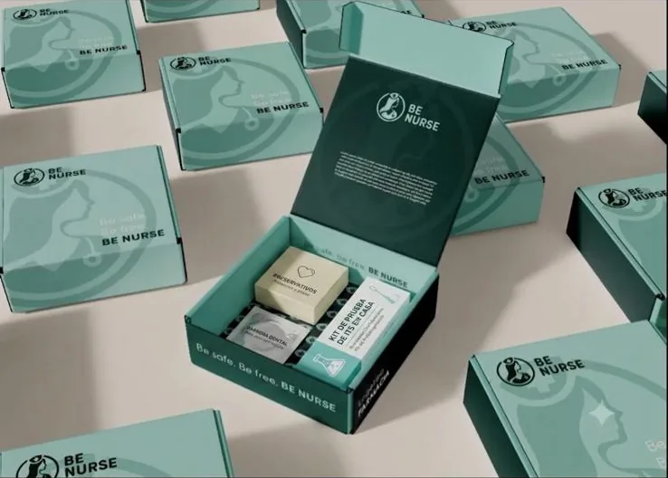 Kit BE NURSE abierto: dentro se ven la caja de preservativos, la barrera bucal y el kit de prueba de ITS en casa.